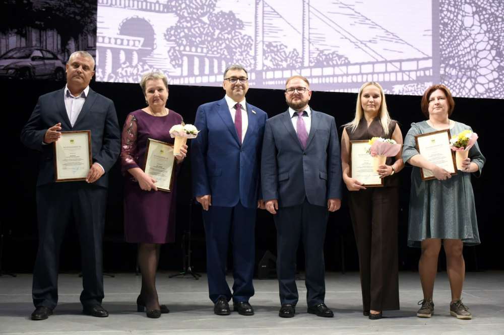 Депутаты Оренбургского горсовета поздравили сотрудников Областной детской клинической больницы с 60-летием