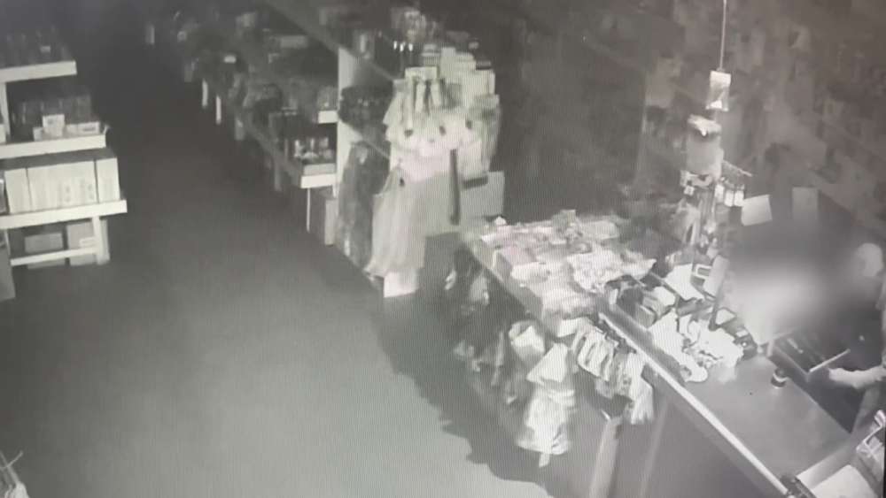 В Оренбурге мужчина залез в секонд-хенд через окно и украл 14,5 тысяч рублей