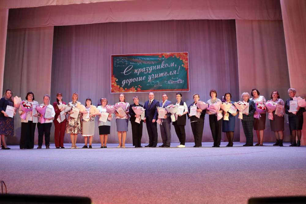 «Уральская Сталь» премировала лучших педагогов Новотроицка