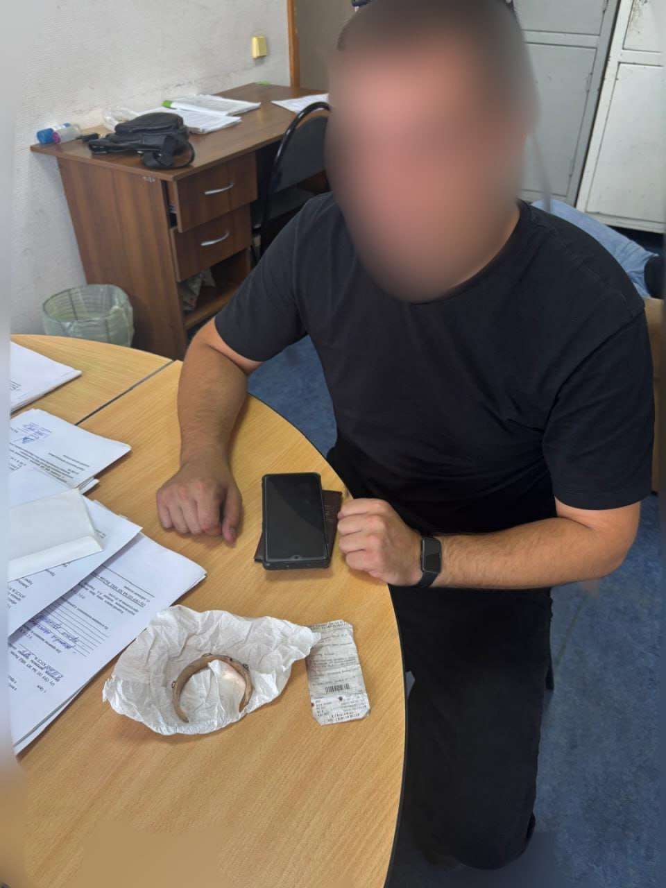 Почти миллион рублей за подделки: в Орске задержан мошенник с «золотыми» браслетами