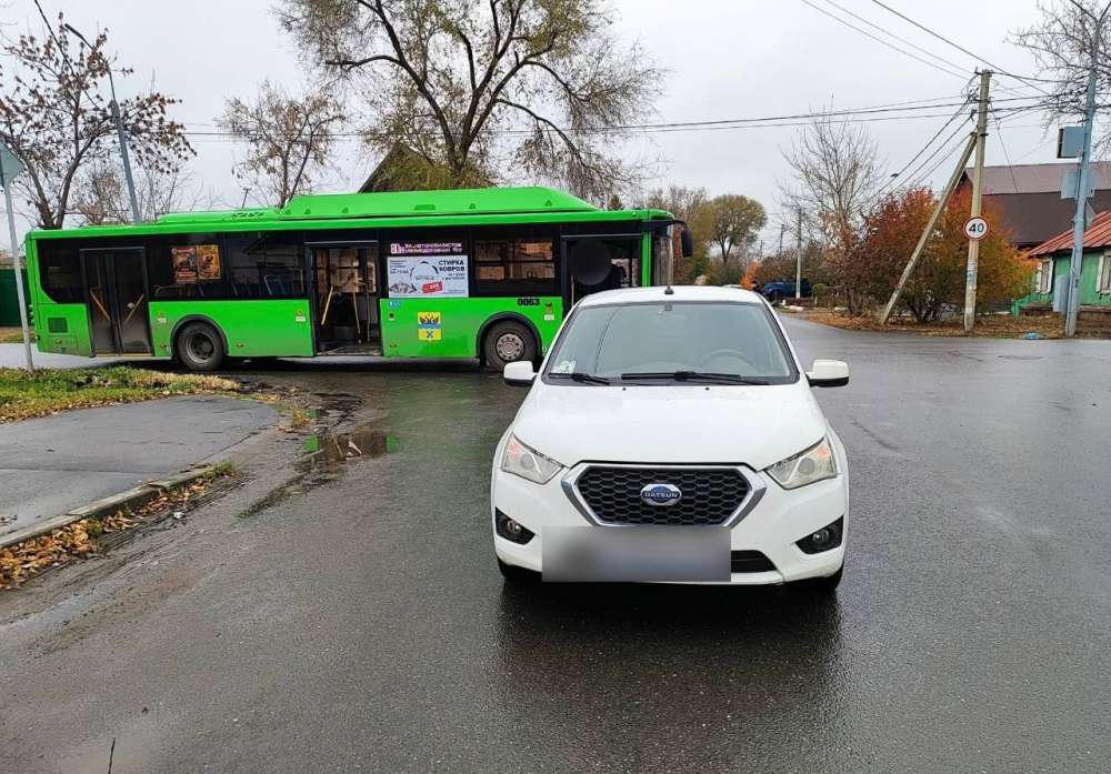 В Оренбурге столкнулись иномарка и пассажирский автобус. Пострадали пассажиры общественного транпорта