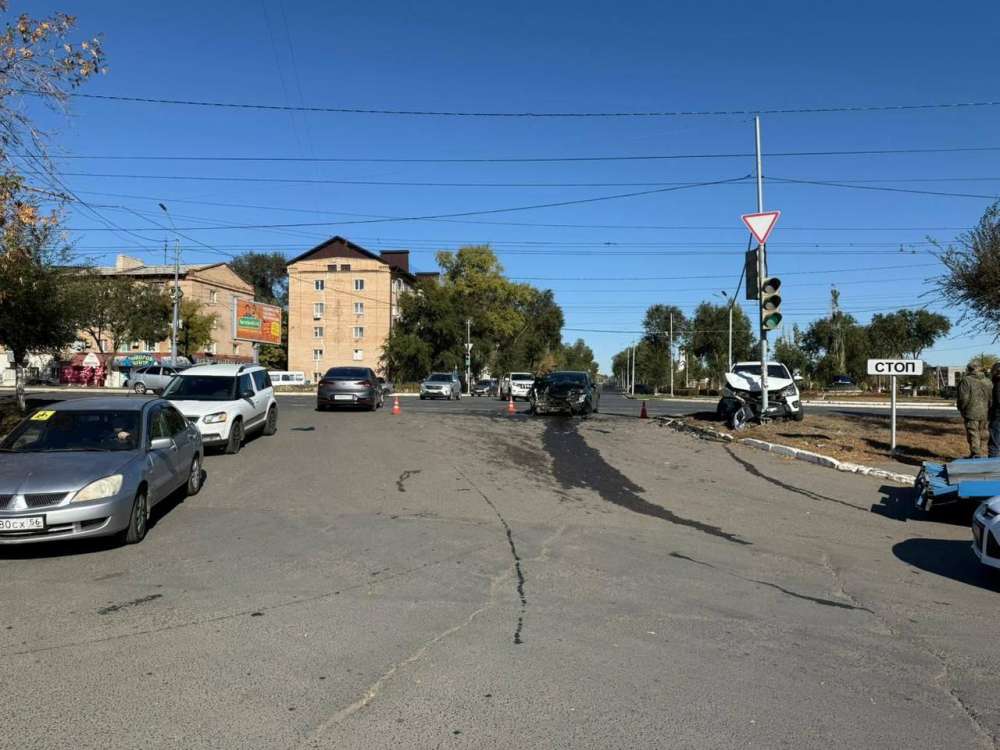 В Оренбурге на перекрестие Восточной и Гагарина столкнулись две иномарки