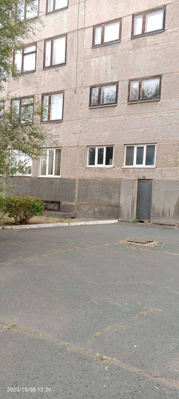 Трагический инцидент в Орске: студентка выпала из окна вуза