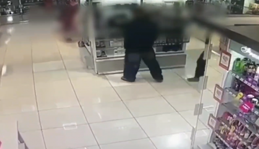 В Оренбурге за кражу туалетной воды задержали 17-летнего подростка 
