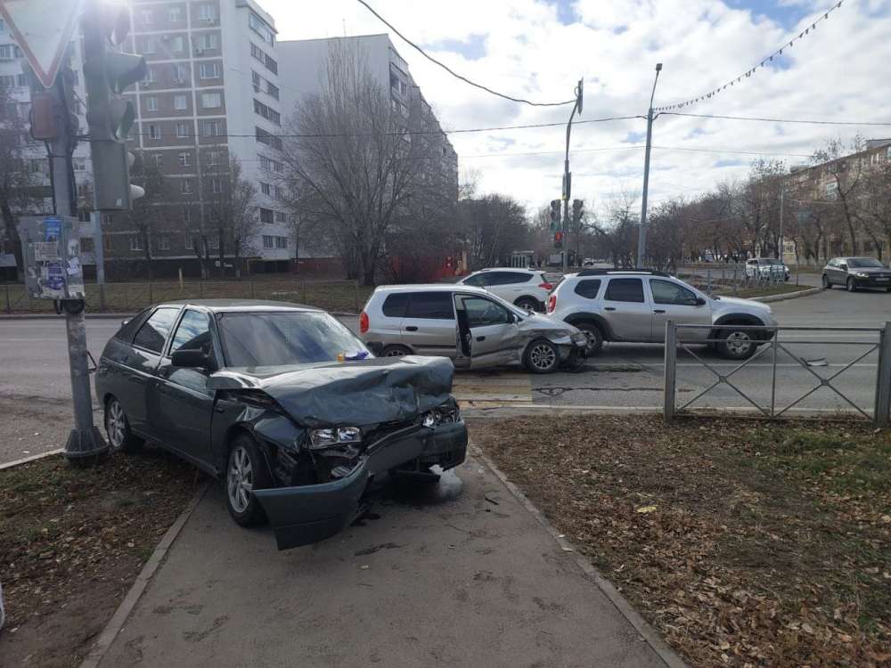 В Оренбурге на ул. Салмышской произошло тройное ДТП 