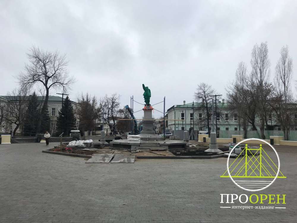 «Маленького Ленина» вернули на постамент в одноименном сквере в Оренбурге