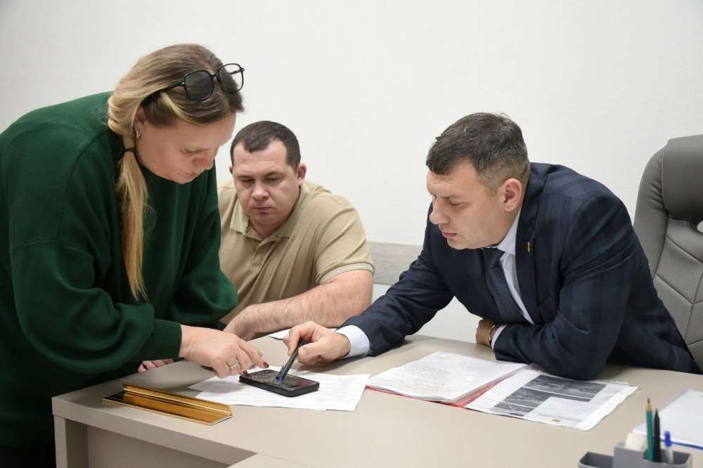 Дороги, тротуары и земля многодетным: Владимир Гирин провел личный прием граждан 