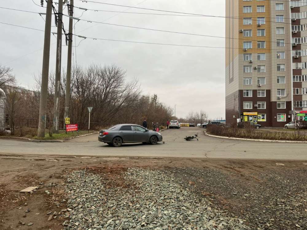 В Оренбурге под колеса автомобиля попал водитель электровелосипеда