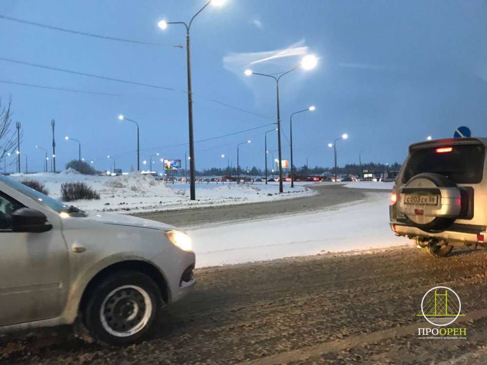 В Оренбурге снежный коллапс — улицы завалены снегом