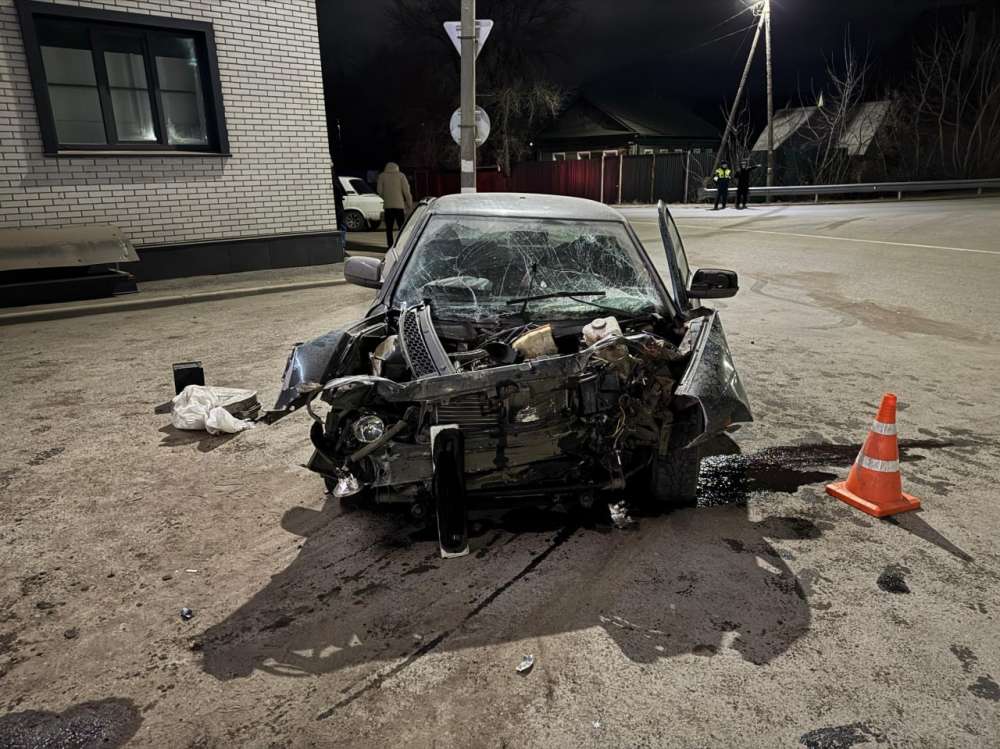 В Бузулуке водитель «Lada Priora» не справился с управлением, есть пострадавшие