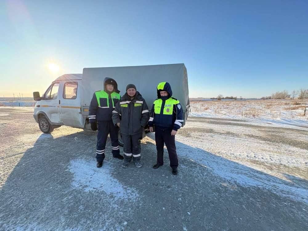 Сотрудники ДПС пришли на помощь водителю и пассажирам «ГАЗели» на трассе в Светлом