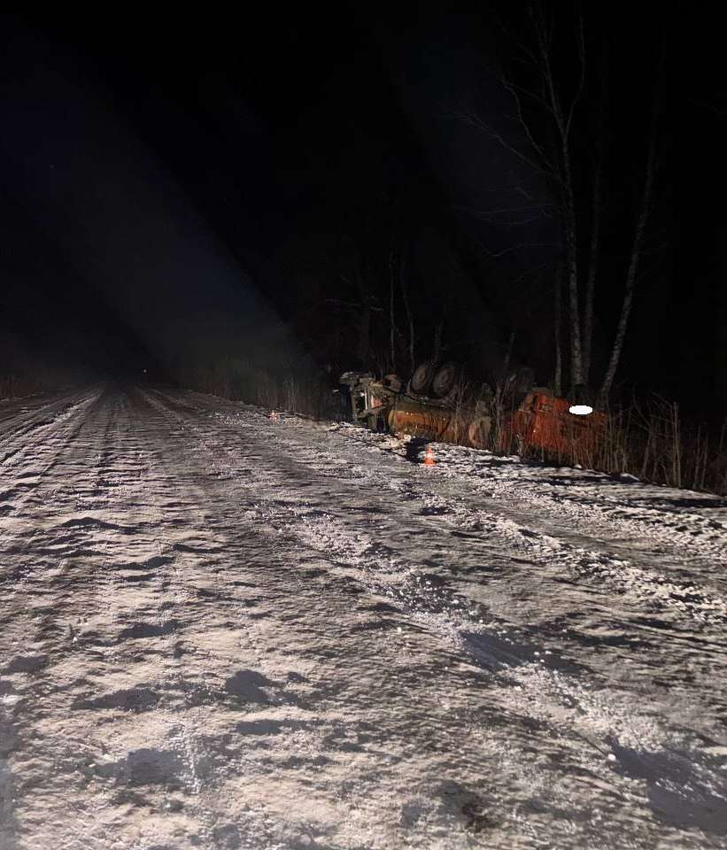 В Сорочинском округе грузовик опрокинулся в кювет, водитель получил травмы