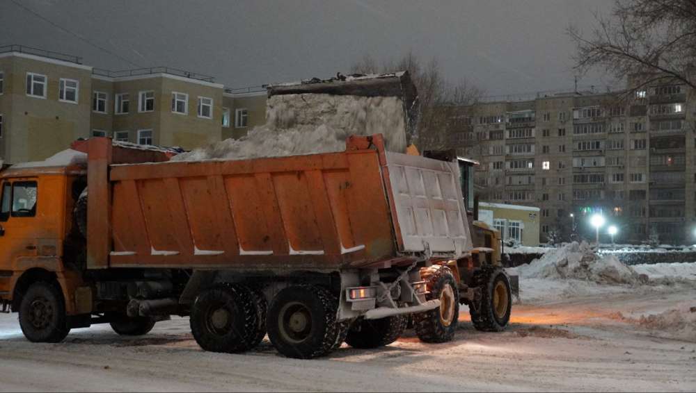 В Оренбурге продолжается уборка снега