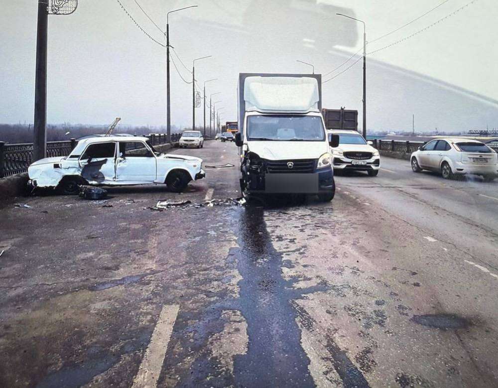 В Оренбурге «ВАЗ» выехал на встречную полосу и спровоцировал цепное ДТП