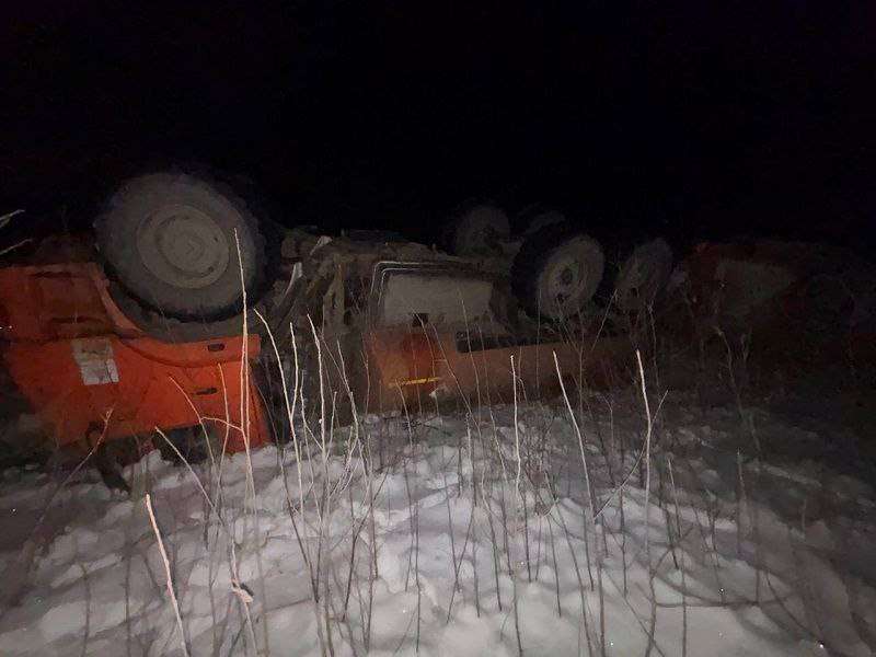 В Оренбуржье водитель фуры не справился с управлением и оказался в кювете