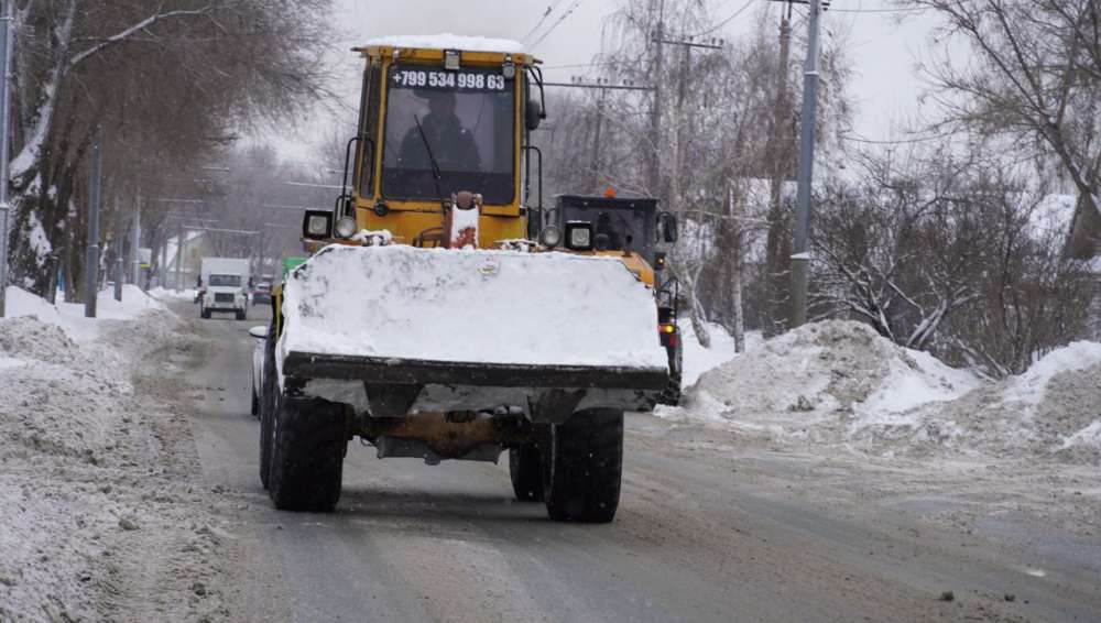 Коммунальщики Оренбурга продолжают очищать улицы от снега