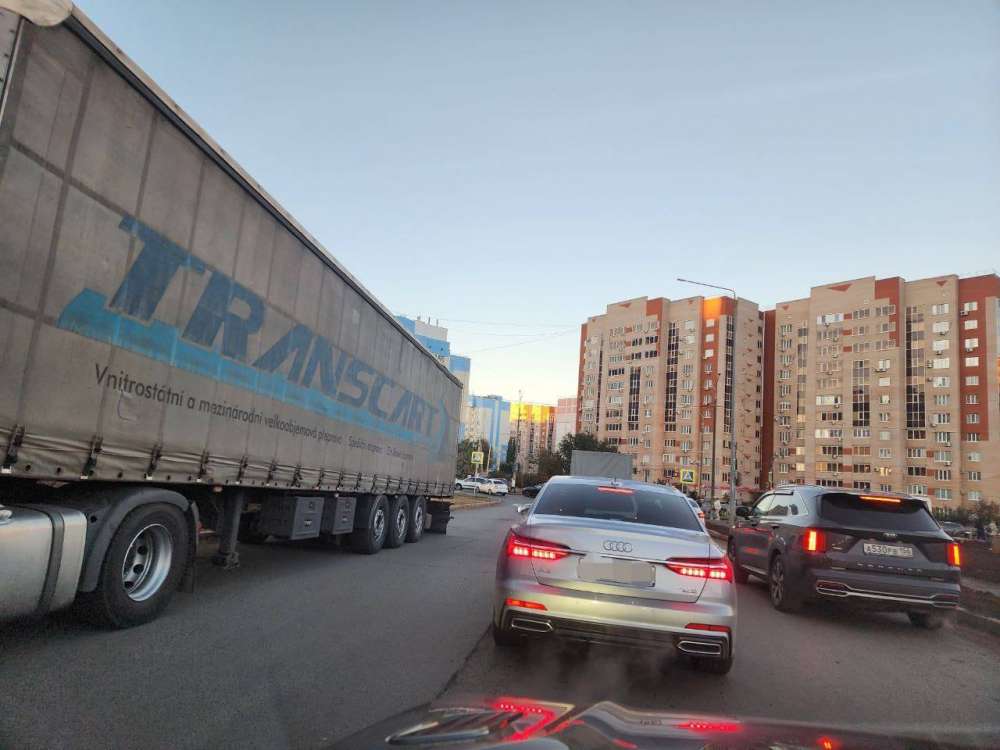 В северо-восточном МКР Оренбурга борются с парковкой большегрузов