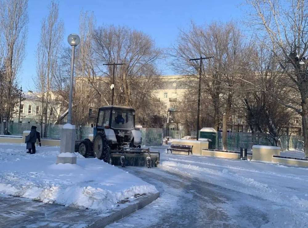Снег в Оренбурге — коммунальщики снова вышли на уборку