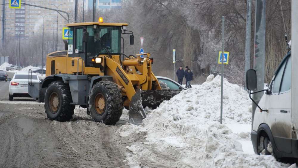 На уборку снега минувшей ночью в Оренбурге вышли более ста единиц спецтехники 