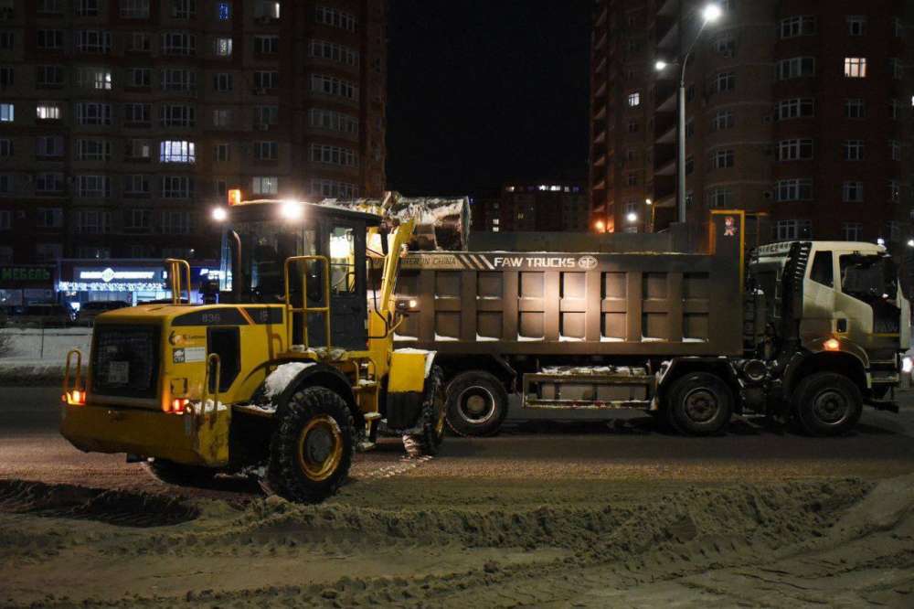 В Оренбурге ночью вывозили снег