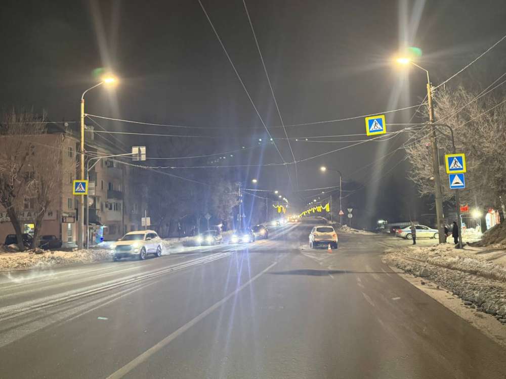 Сегодня утром в Оренбурге под колеса иномарки угодил мужчина. Он переходил дорогу в неположенном месте 