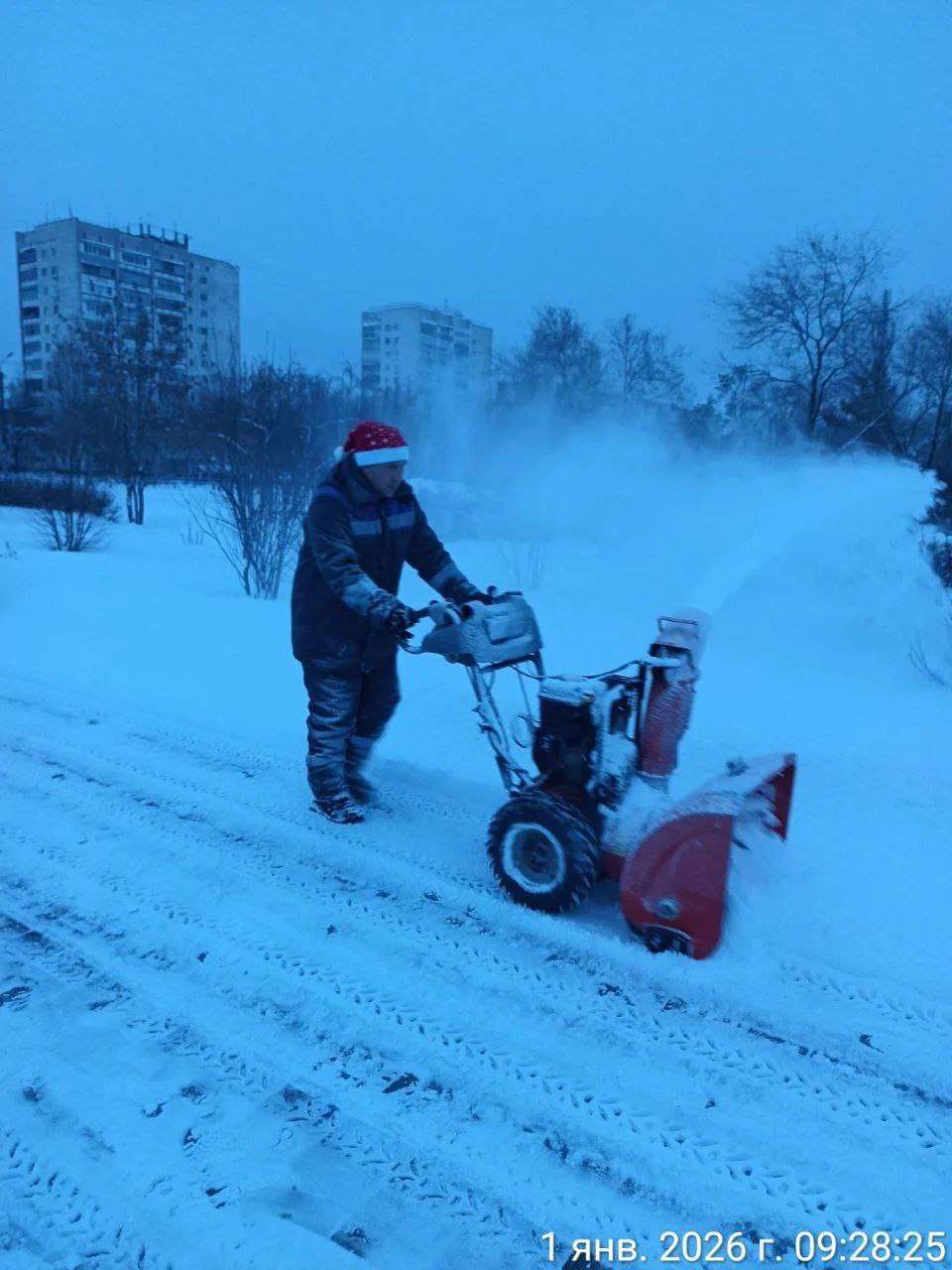 В Оренбурге продолжается уборка снега
