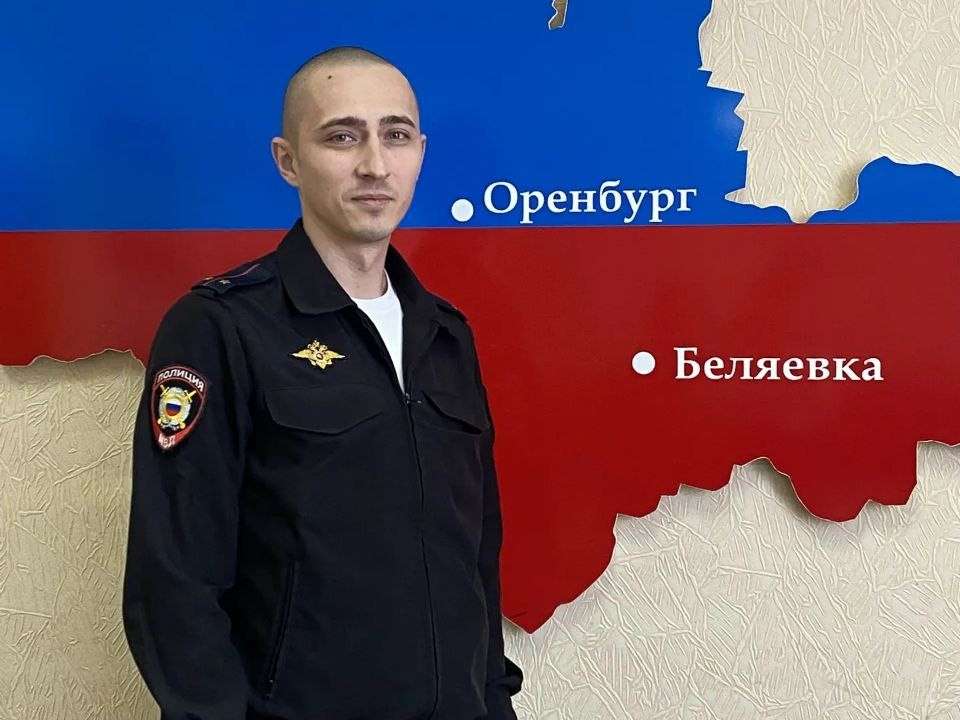 В Беляевском районе полицейский вызволил водителя из снежного затора