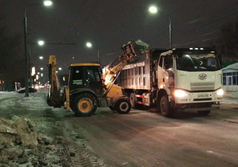 Коммунальщики Оренбурга за сутки вывезли 9 тыс. кубометров снега