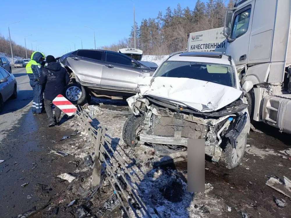 На Загородном шоссе в Оренбурге массовая авария с бензовозом