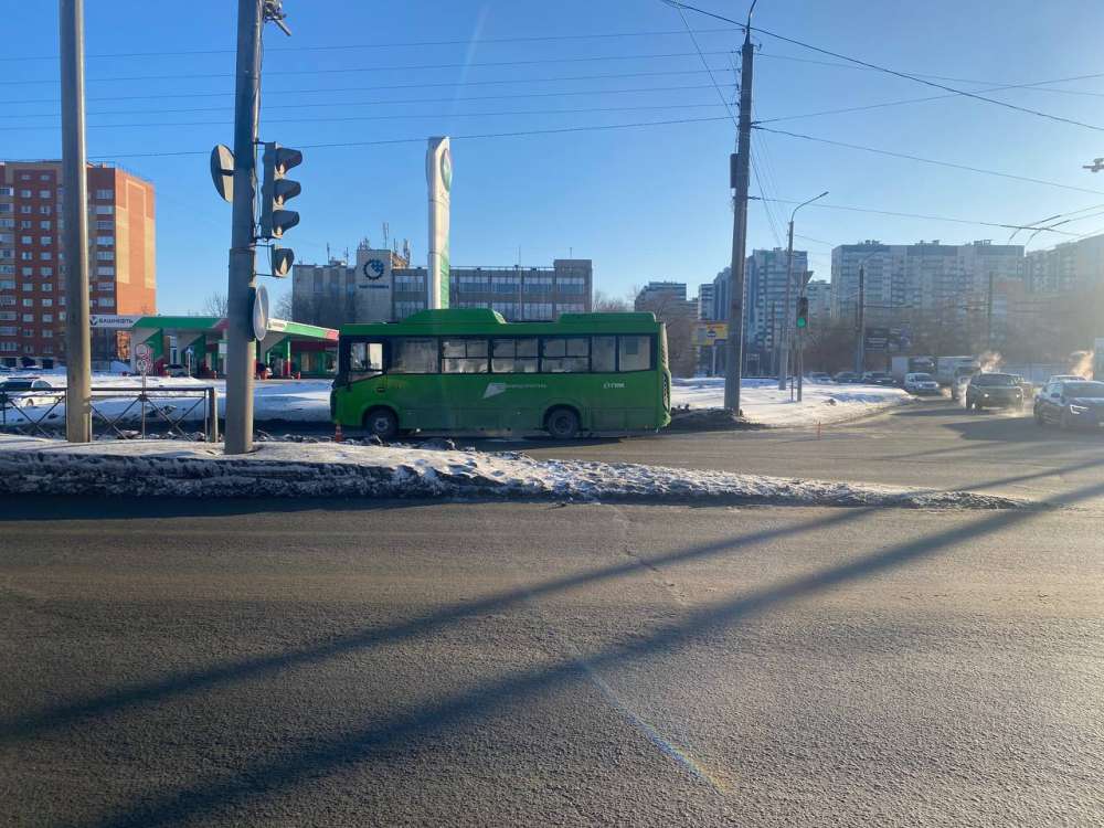 В Оренбурге на перекрестке автобус сбил женщину 