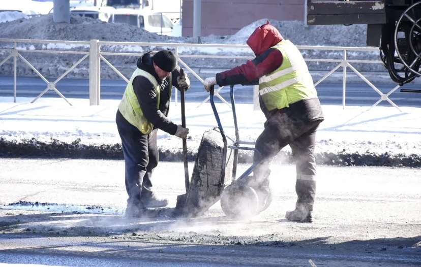 В Оренбурге продолжается ямочный ремонт дорог 