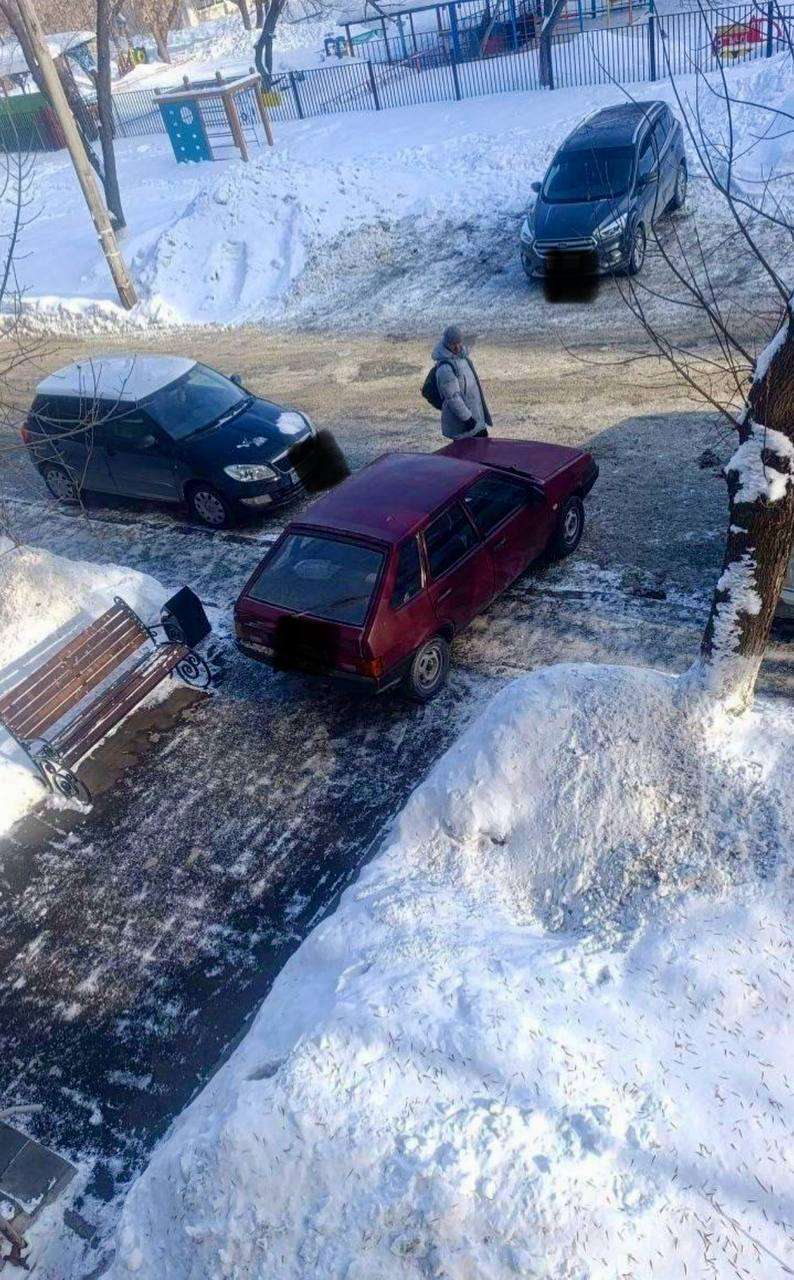Заехал чуть ли не в подъезд: Сотрудники ГИБДД Оренбурга наказали нарушителя парковки