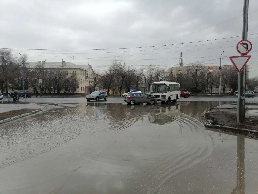 В Оренбурге столкнулись иномарка и пассажирский автобус
