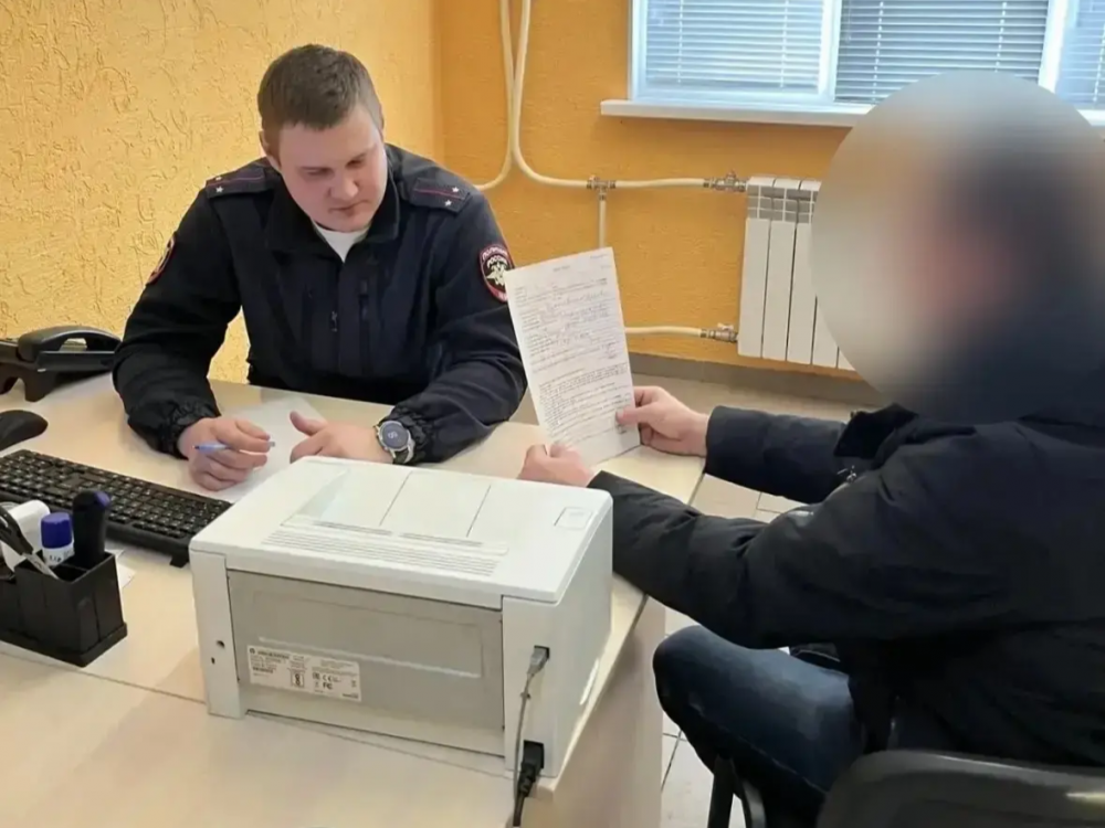 В Оренбурге пьяный мужчина разбил стекло панели лифта и испачкал подъезд кровью