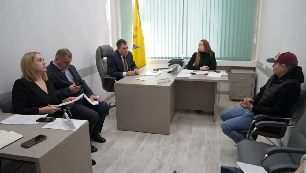 Замглавы Оренбурга Владимир Гирин провёл приём граждан по вопросам благоустройства и земель