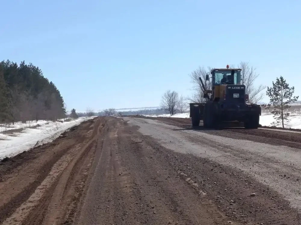 В Оренбуржье после зимы начали приводить в порядок региональные дороги