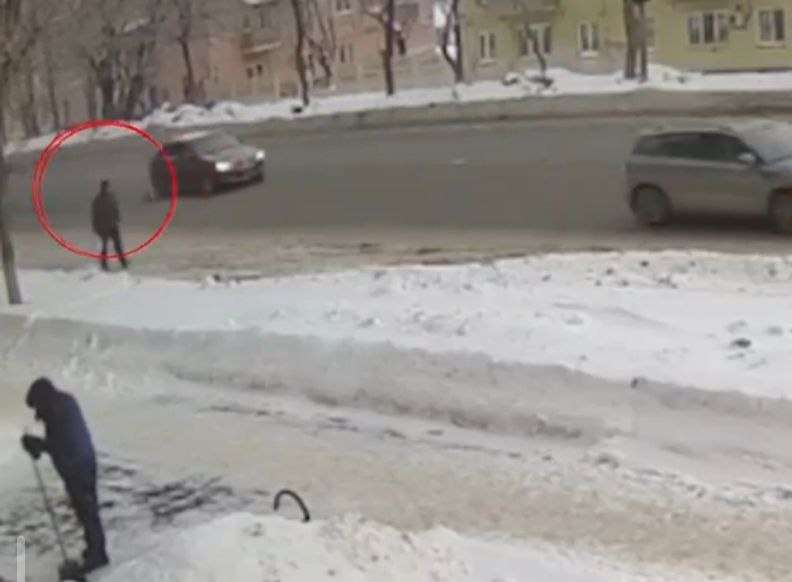 В Оренбурге мужчина лишился денег из‑за случайной потери визитницы