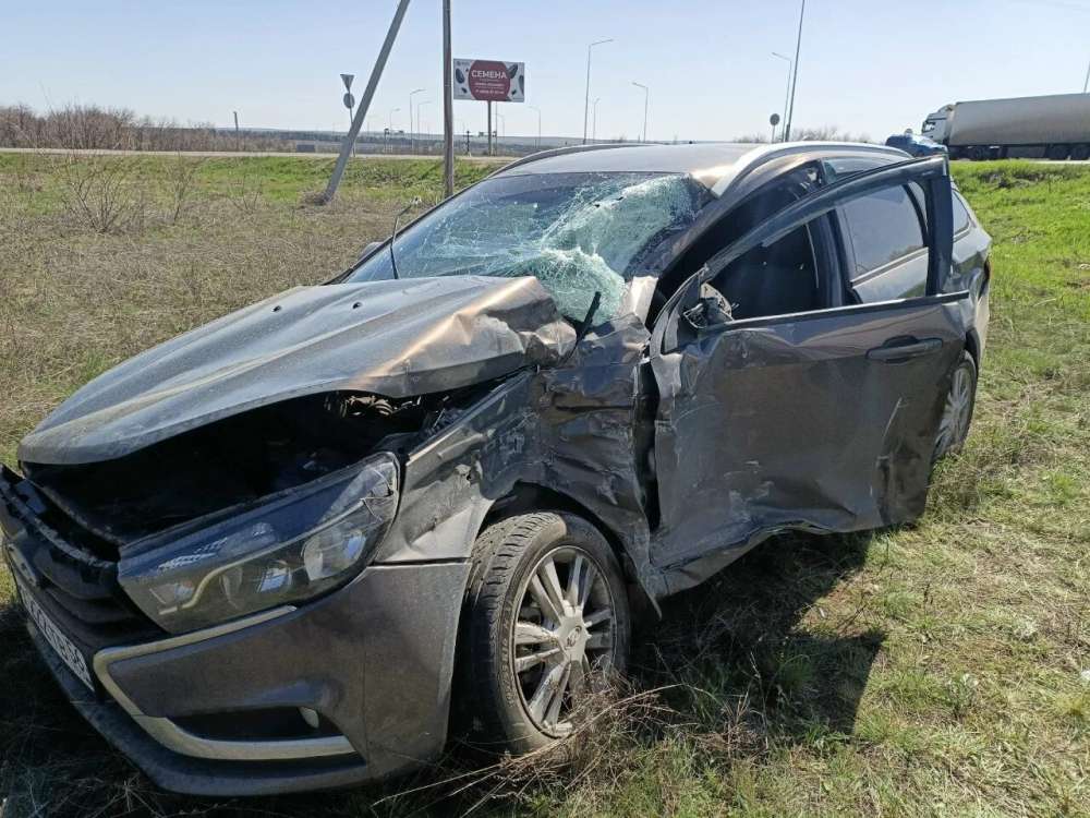 На трассе под Переволоцком столкнулись легковушка и КАМАЗ: пострадали два человека