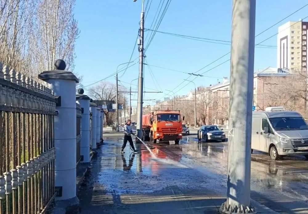 В Оренбурге моют остановки, обрезают деревья и готовят клумбы