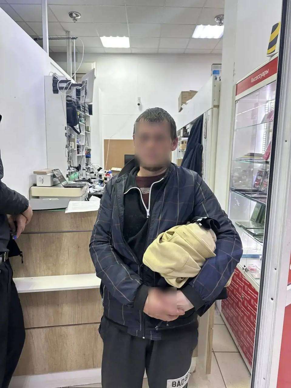 В Абдулино мужчина украл телефон из храма и попался полиции