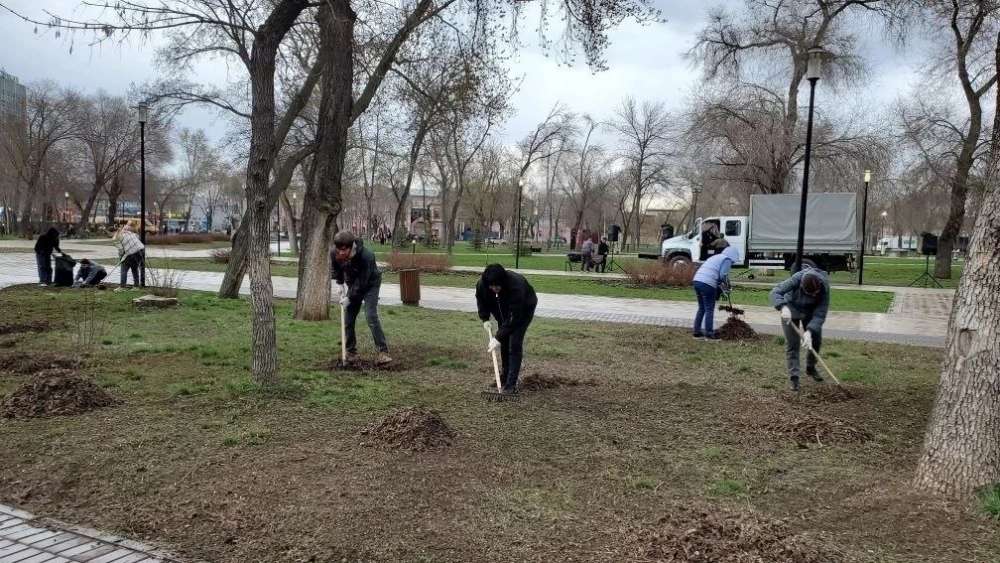 «Чистый четверг»: оренбуржцы вышли на уборку города