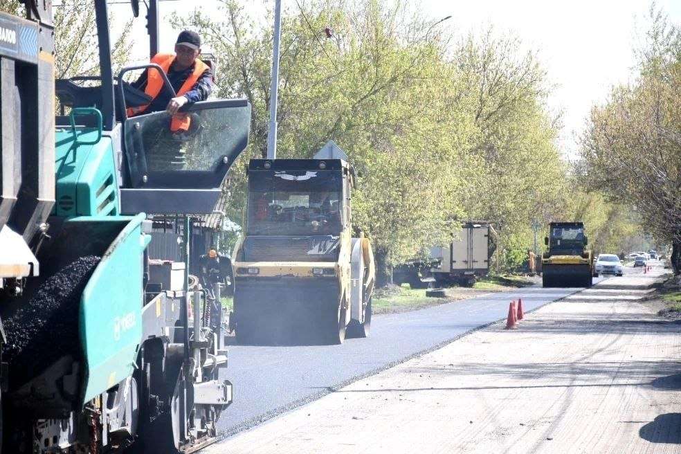 Дорожный сезон в Оренбурге: работы идут сразу на нескольких улицах города