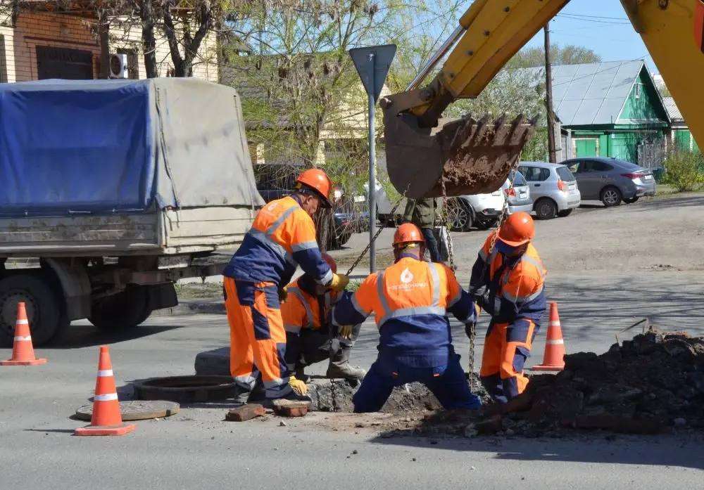 На центральных улицах Оренбурга ремонтируют колодцы 