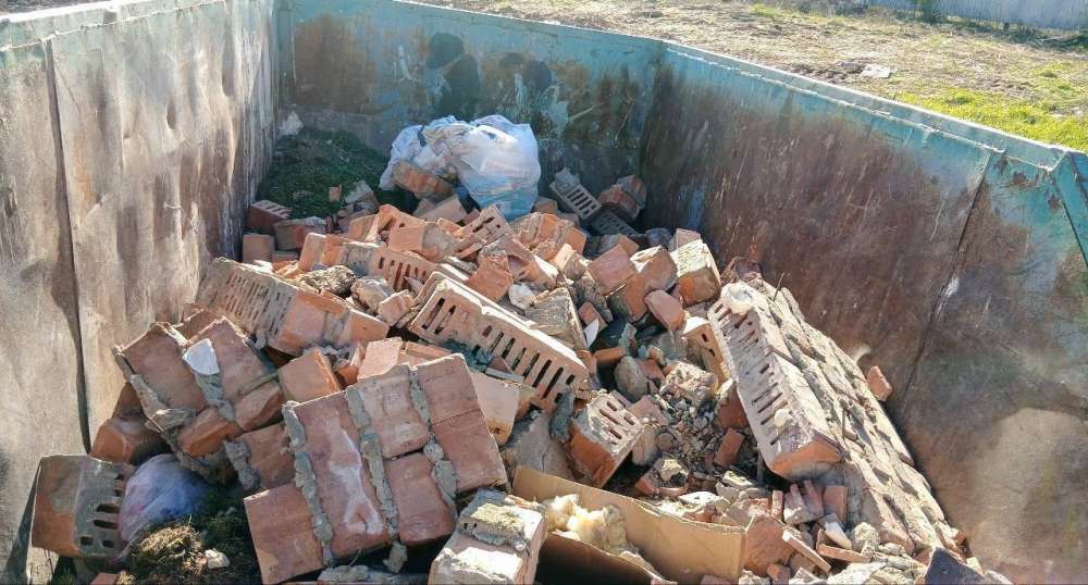 В Оренбуржье контейнерные площадки снова заваливают строительным мусором
