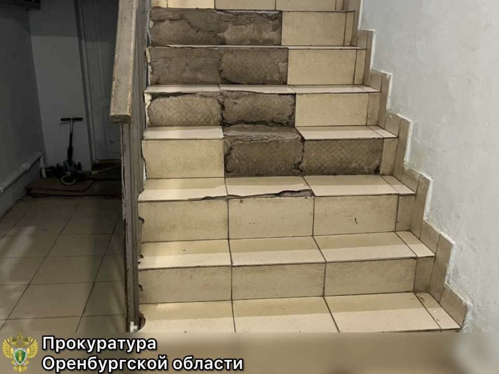 Прокуратура добилась ремонта подъезда на улице Юркина в Оренбурге
