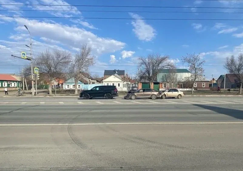 В Оренбурге два подростка пострадали в массовом ДТП на улице Терешковой