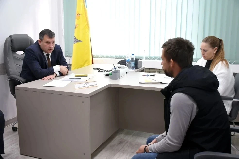Владимир Гирин ответил на вопросы оренбуржцев о земле и дорогах