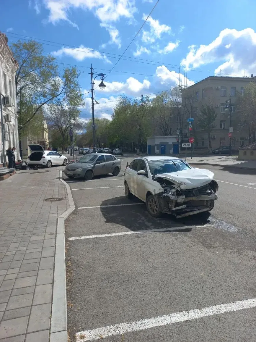 В Оренбурге водитель «Киа» проигнорировал светофор и устроил аварию
