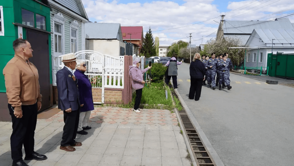 Под звуки военных песен: в Оренбурге прошёл торжественный парад в честь ветеранов ВОВ