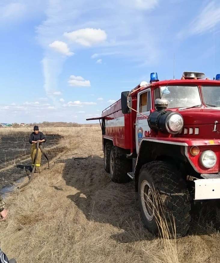 В Оренбуржье за сутки произошло 8 случаев загорания сухой травы